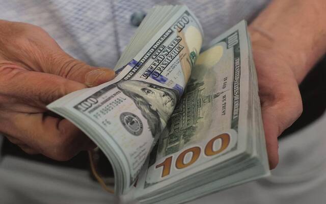 الدولار يتجه لأقوى مكاسب أسبوعية مدفوعًا بأسعار النفط والرسوم الجمركية