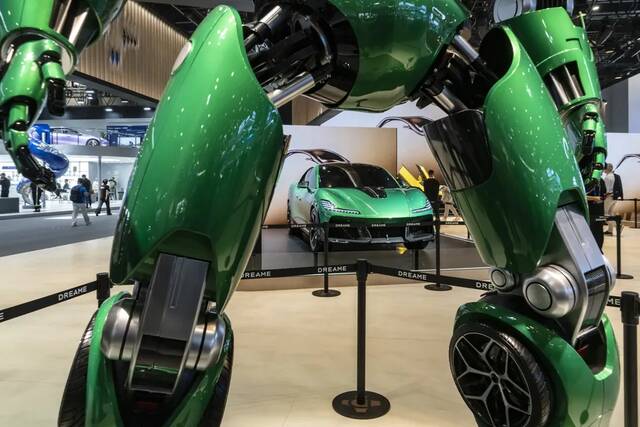 صادرات الصين من السيارات الكهربائية تقفز لمستوى قياسي