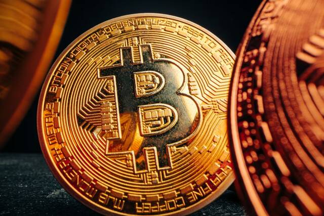 العملات الرقمية تخسر نصف قيمتها وتفقد 2.3 تريليون دولار