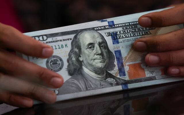 الدولار يستقر قرب أعلى مستوياته في 13 شهرًا بدعم الفائدة