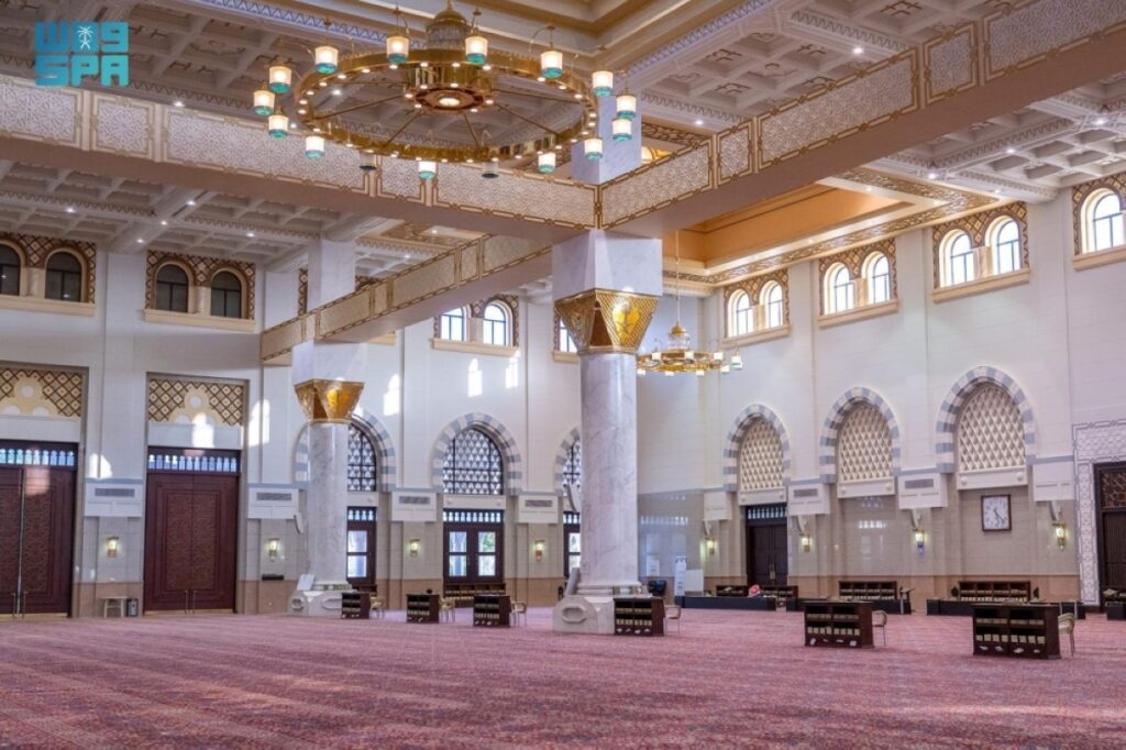 جامع الملك فهد بعيون الجواء.. صرح ديني ومعماري يجمع العبادة والخدمة الثقافية