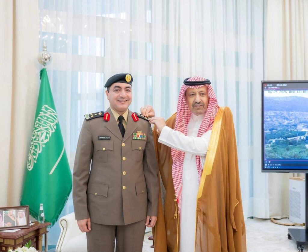 أمير الباحة يقلد مدير مرور المنطقة رتبته الجديدة