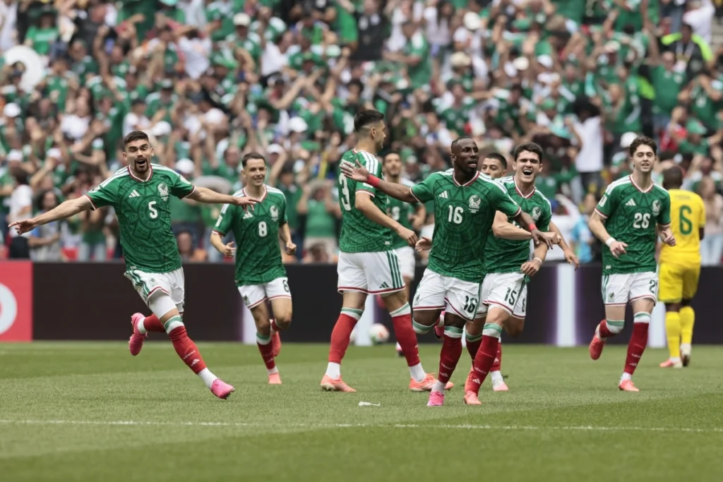 Quiñones leads Mexico past South Africa in World Cup opener