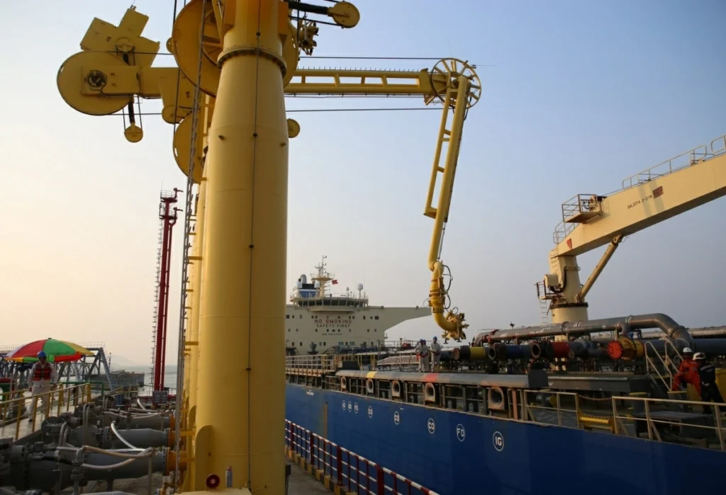 US eases sanctions to allow Iranian oil sales amid peace talks