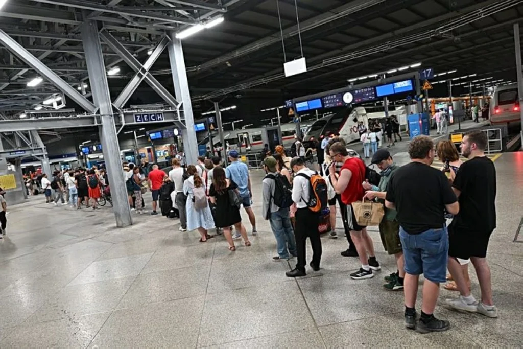 Thousands stranded s technical glitch paralyzes Germany’s rail network