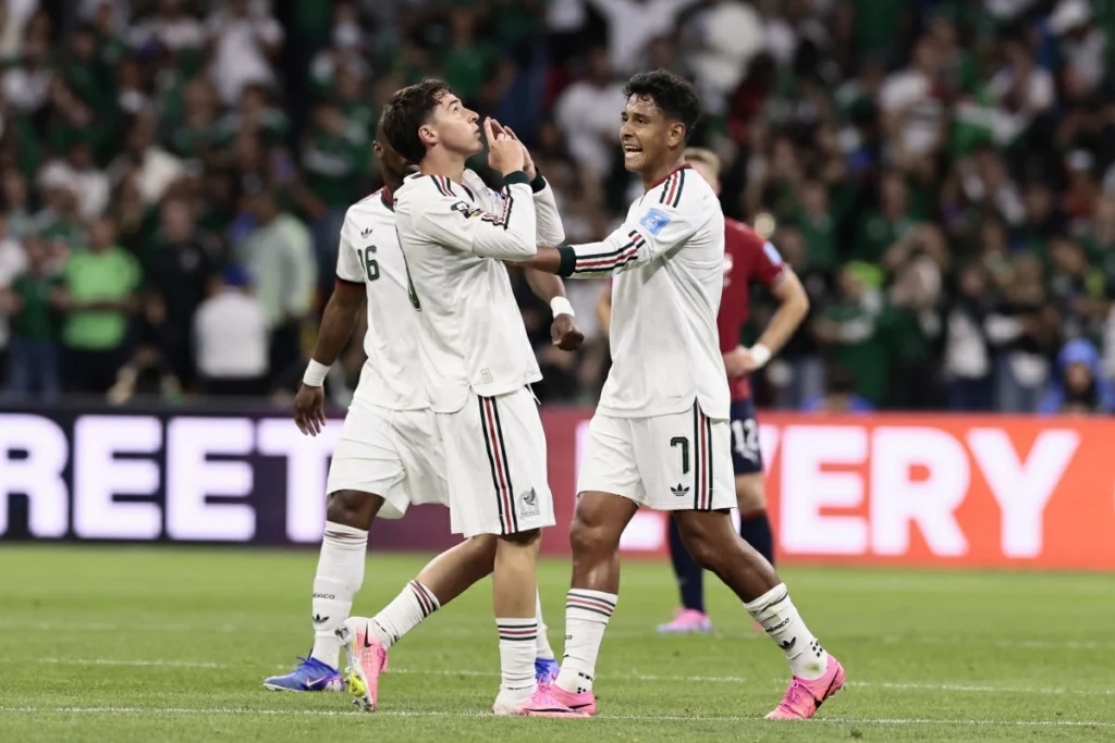 Mexico makes World Cup history with perfect group stage