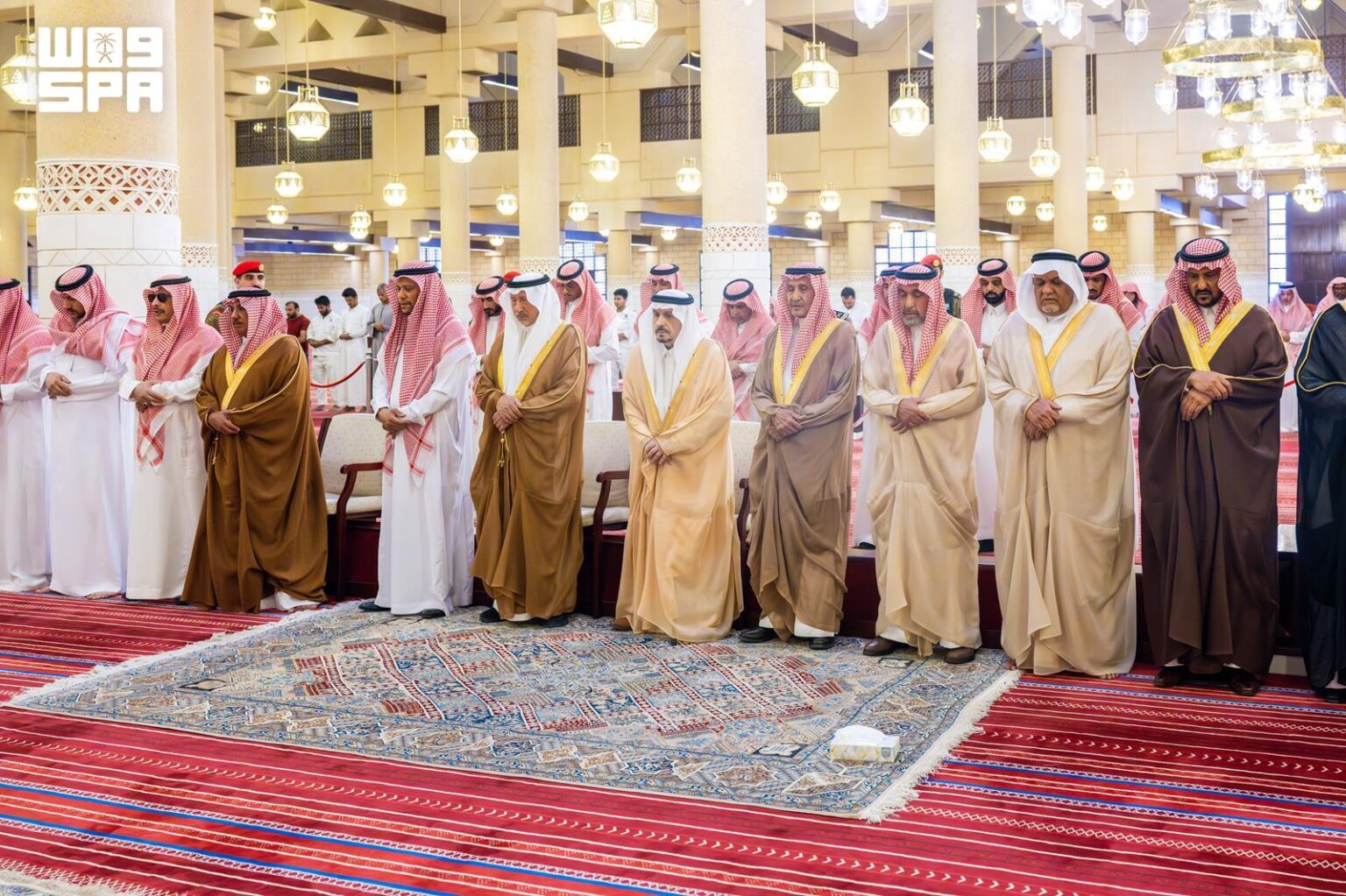 أمير الرياض يؤدي صلاة الميت على والدة خالد بن مطلق بن خرصان
