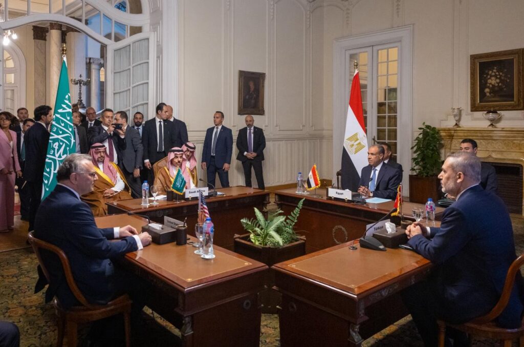 وزير الخارجية يشارك في اجتماع مع نظيريه المصري والتركي والمستشار الأمريكي