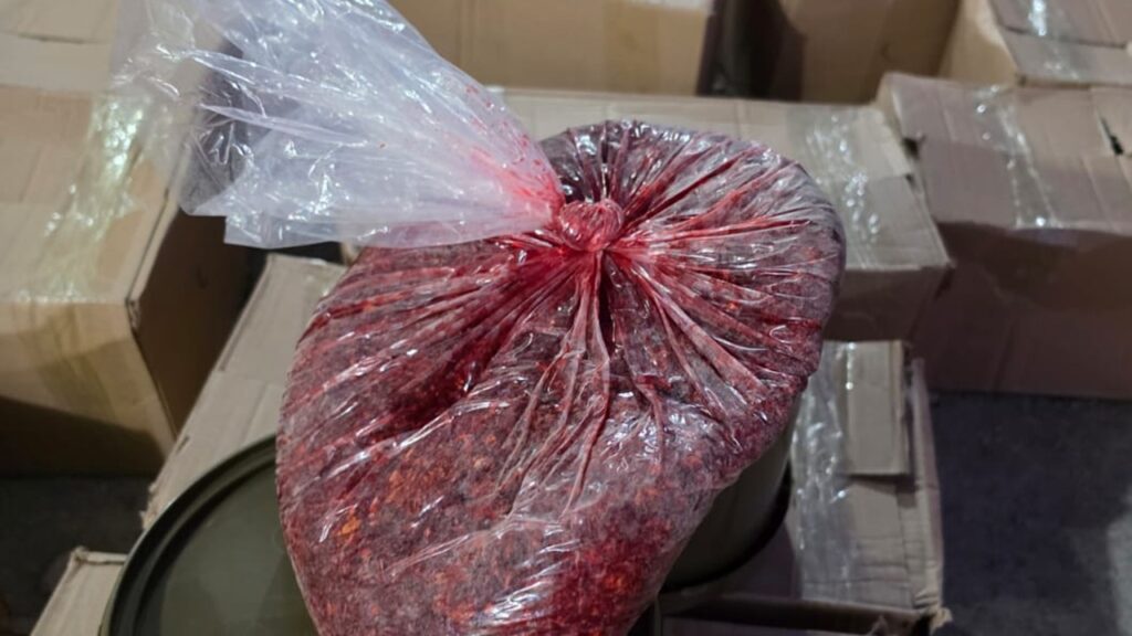 إغلاق موقع مخالف في جدة وإتلاف 1330 كيلوجرامًا من التبغ