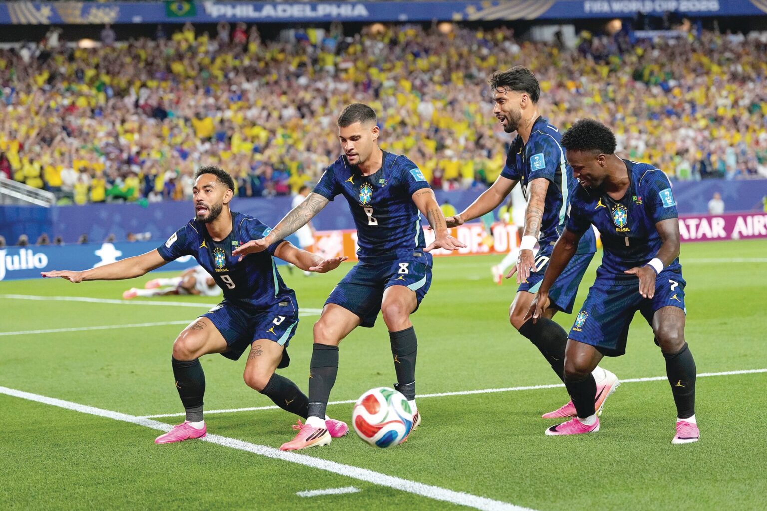 المغرب والبرازيل يسعيان لحسم تأهلهما