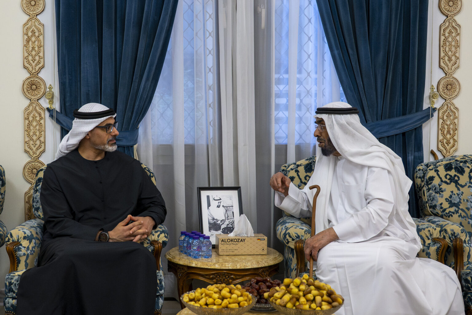 خالد بن محمد بن زايد يُقدِّم واجب العزاء في وفاة فاطمة هلال راشد المزروعي