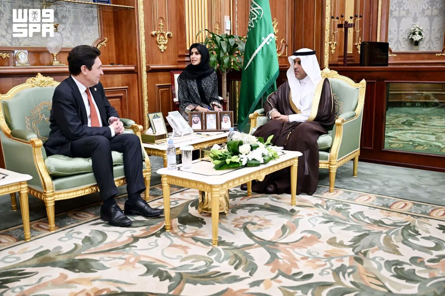 نائب رئيس مجلس الشورى يلتقي رئيس مجموعة الصداقة في مجلس الشيوخ الفرنسي