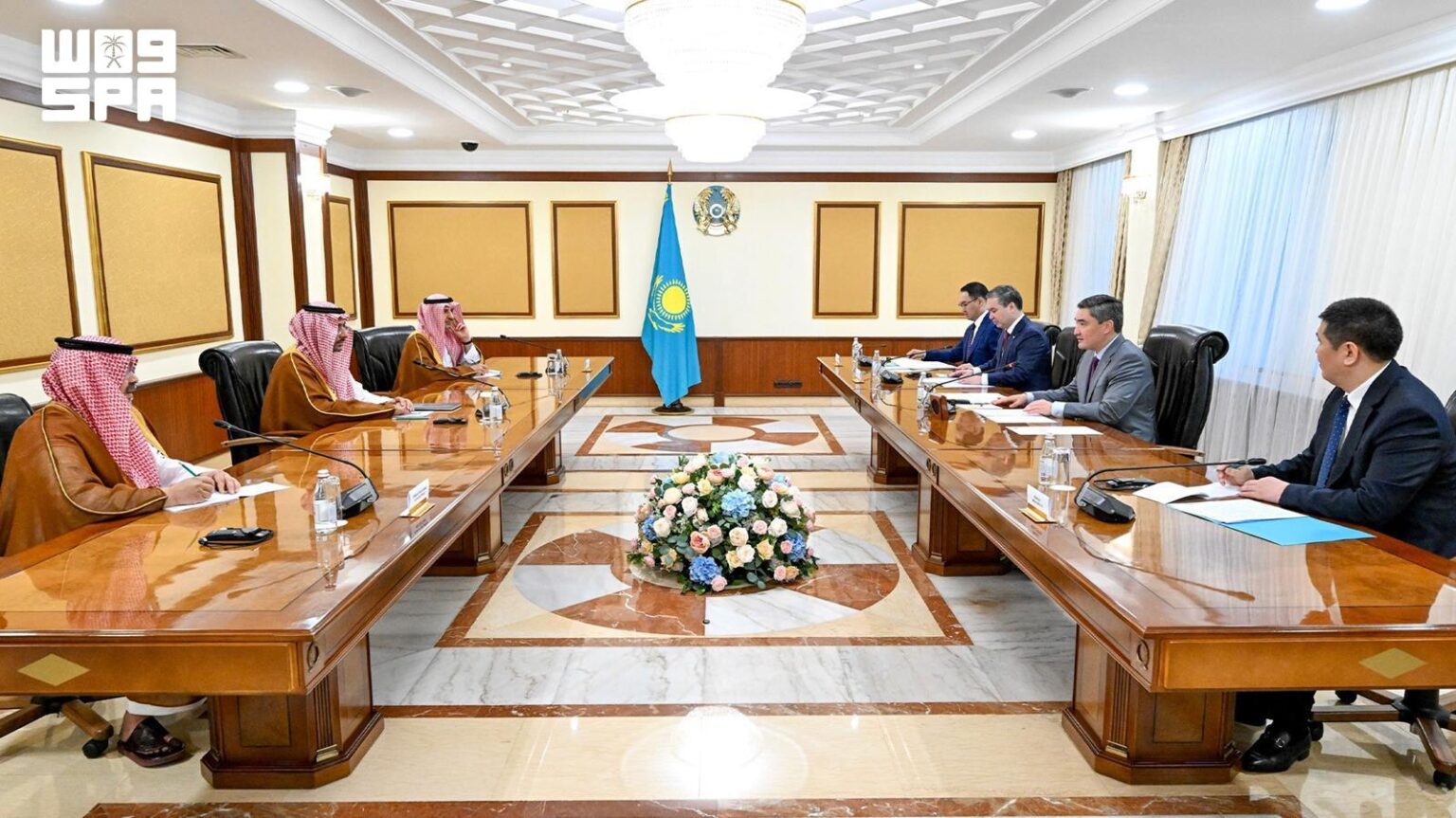 رئيس وزراء كازاخستان يستقبل وزير الصناعة والثروة المعدنية