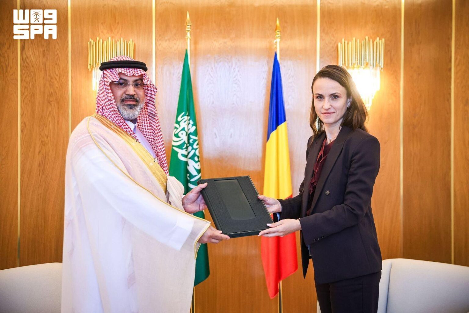السفير الشمري يقدم نسخة من أوراق اعتماده لوزيرة الخارجية الرومانية