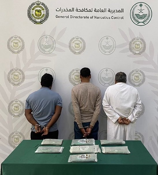 القبض على هنديين ومواطن لترويجهم (7) كجم “حشيش” في عسير