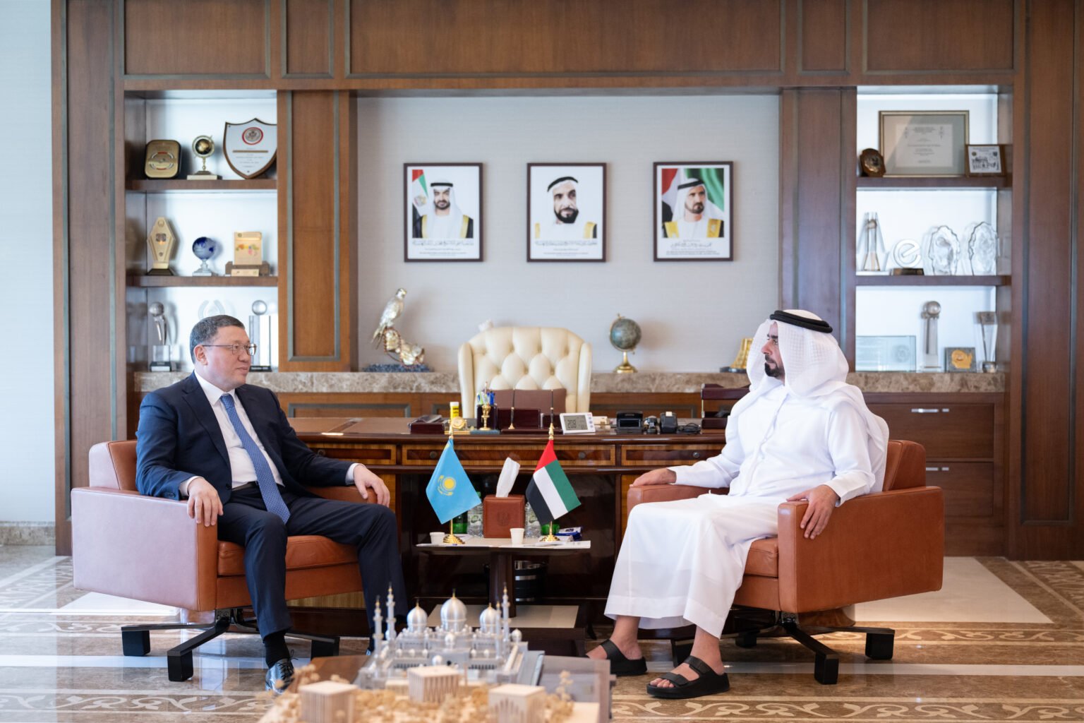 سيف بن زايد يلتقي وزير الشؤون الداخلية الكازاخستاني ويشهد توقيع مذكرة تفاهم للاعتراف برخص القيادة