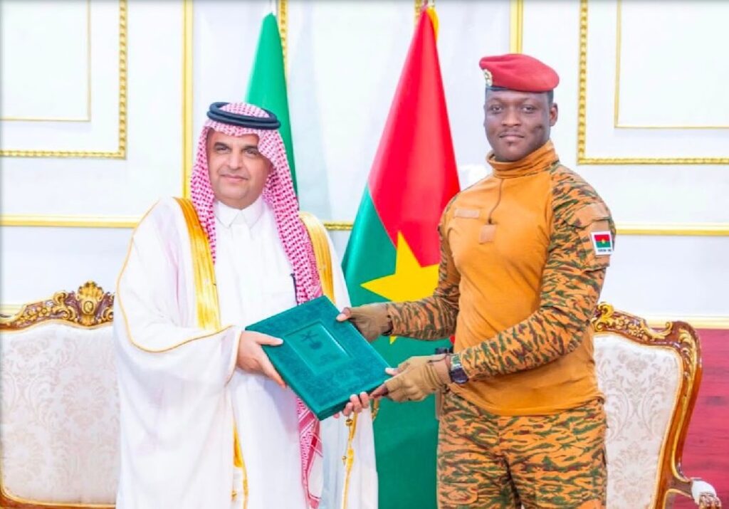 السفير الميموني يسلم أوراق اعتماده لرئيس بوركينافاسو