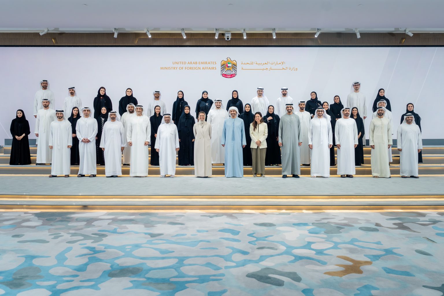 أمام عبدالله بن زايد/ دفعة من الدبلوماسيين الجدد تؤدي اليمين القانونية