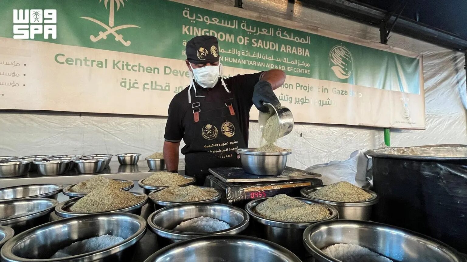 KSrelief Continues Distribution of Hot Meals in Central and Southern Gaza Strip
