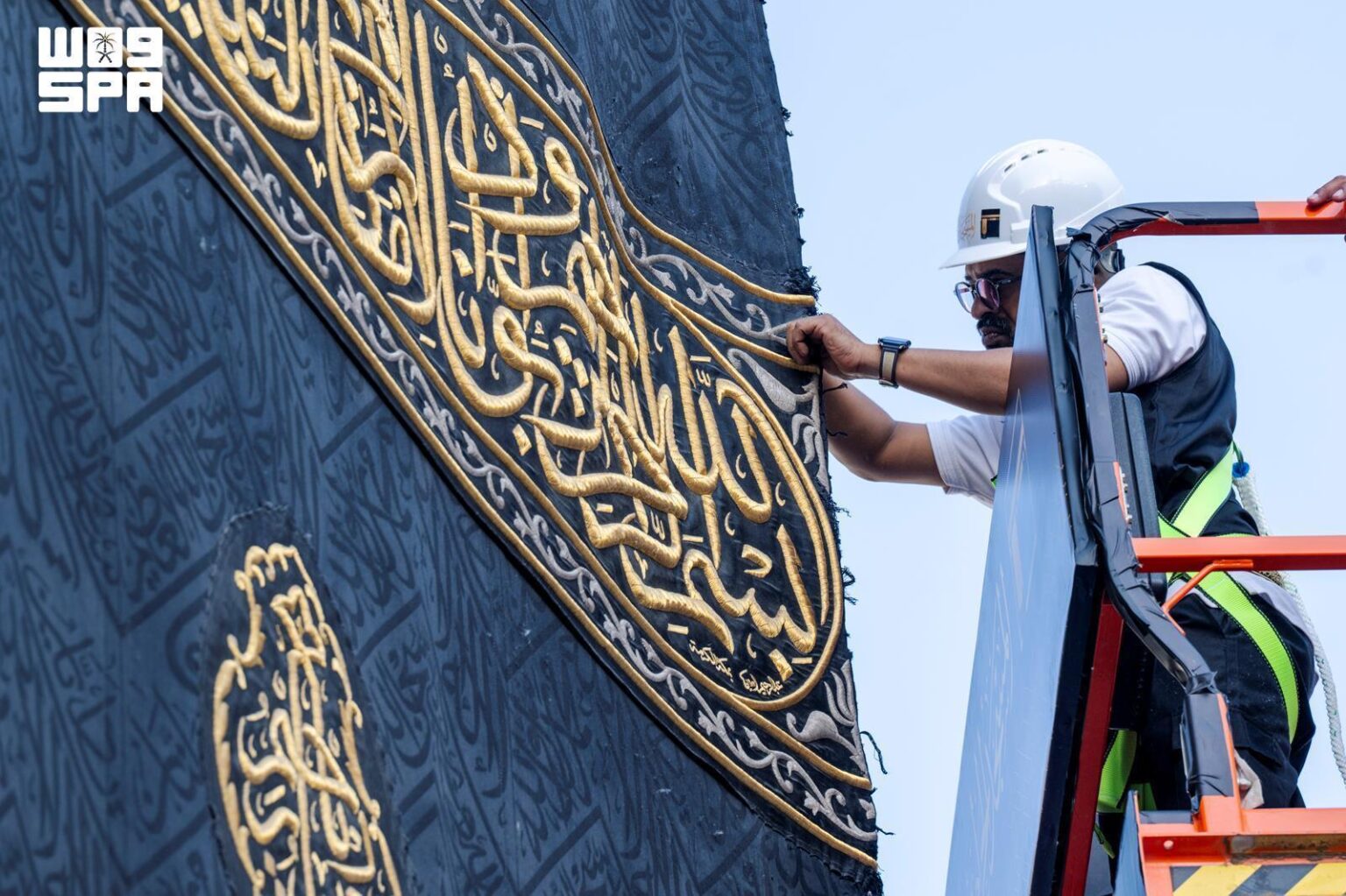 Saudi Craftsmen Complete Final Chapter of the Kaaba Kiswa Before Installation