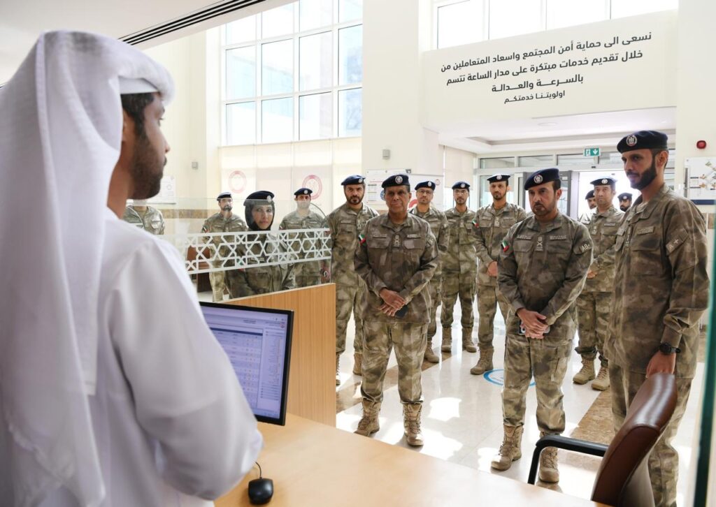 قائد شرطة أبوظبي يؤكد مواصلة تطوير منظومة العمل الأمني بما يعزز ثقة المجتمع بالخدمات الشرطية