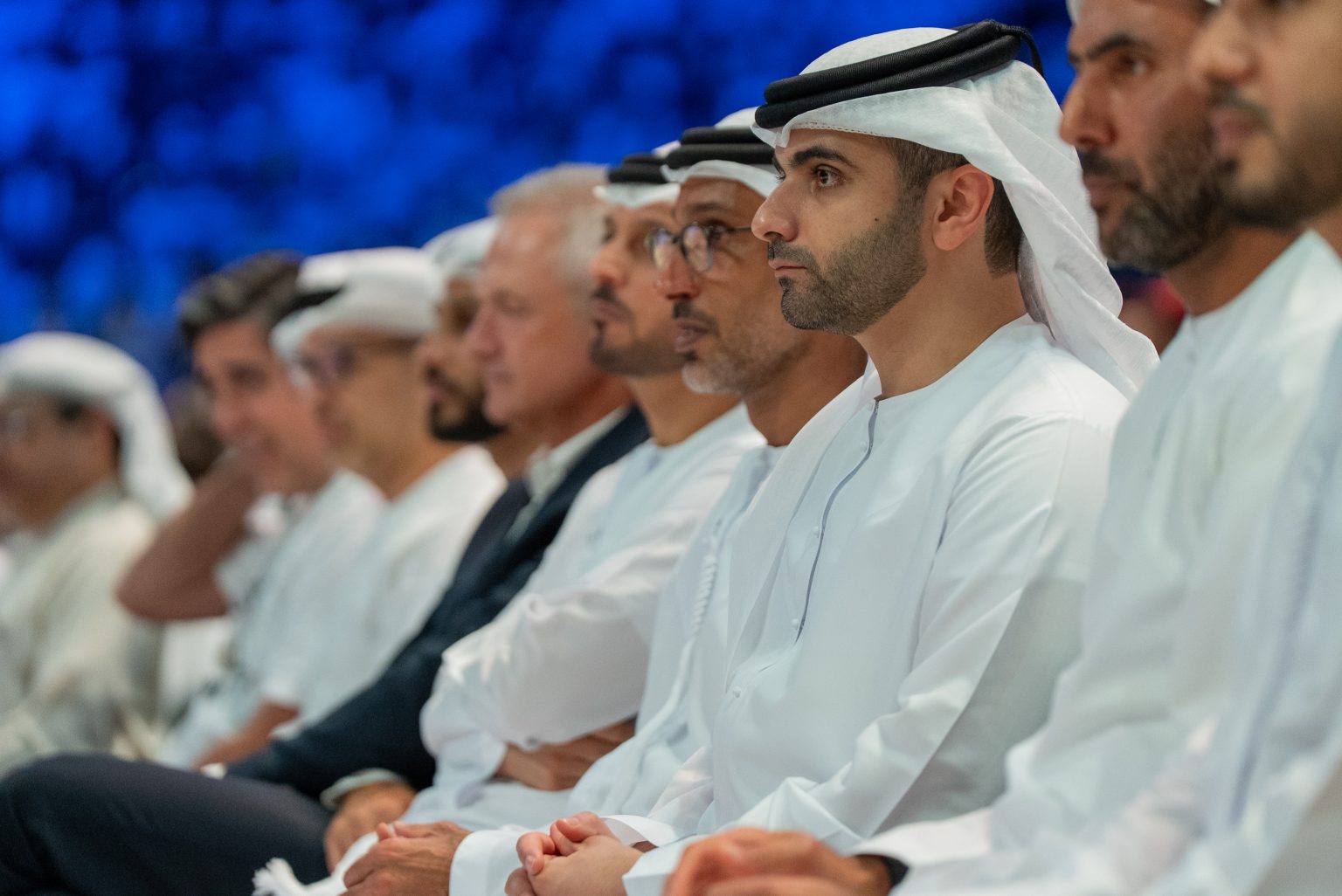 منصور بن محمد يشهد جانبًا من مباراة نهائي الدوري الأدرِياتيكي لكرة السلة