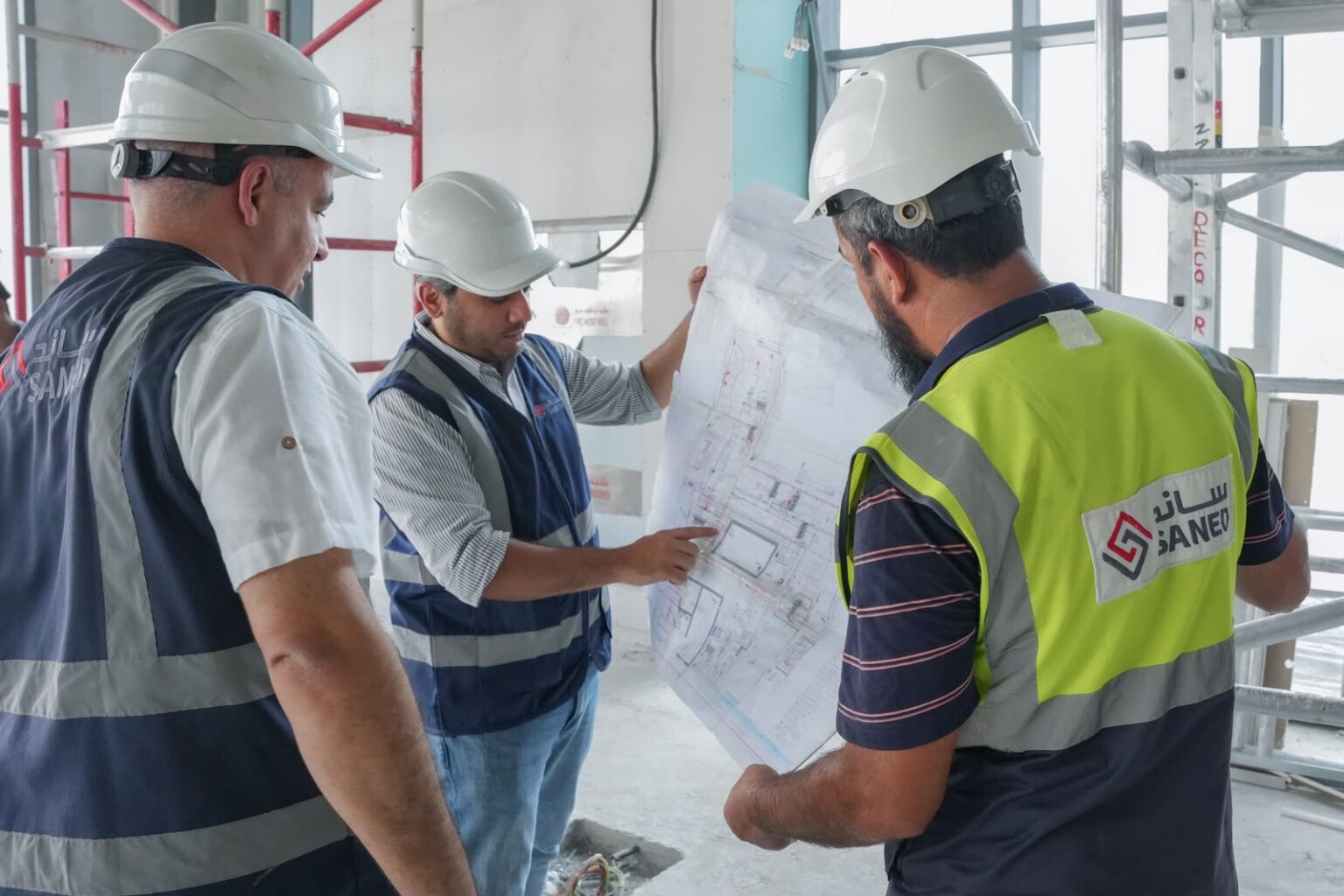 ساند لإدارة المرافق تطبق إجراءات متكاملة لتعزيز سلامة العاملين خلال موسم الصيف