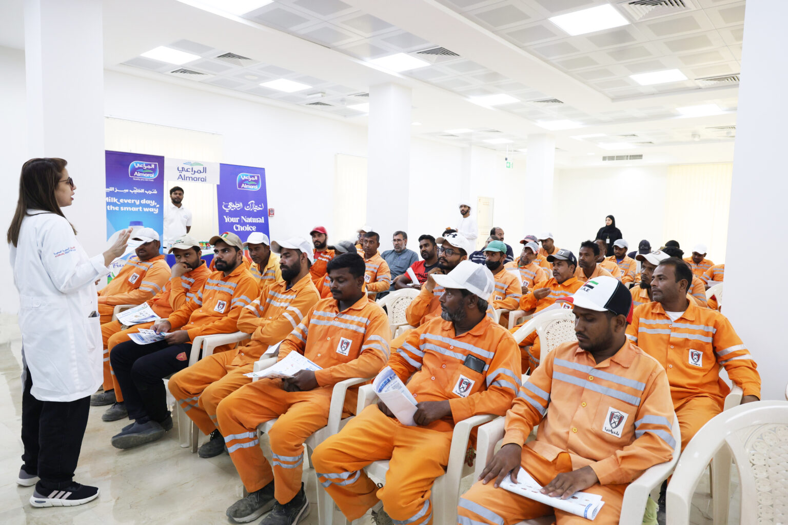 بلدية دبا تنظم فعالية صحية توعوية للعمال حول الإنهاك الحراري
