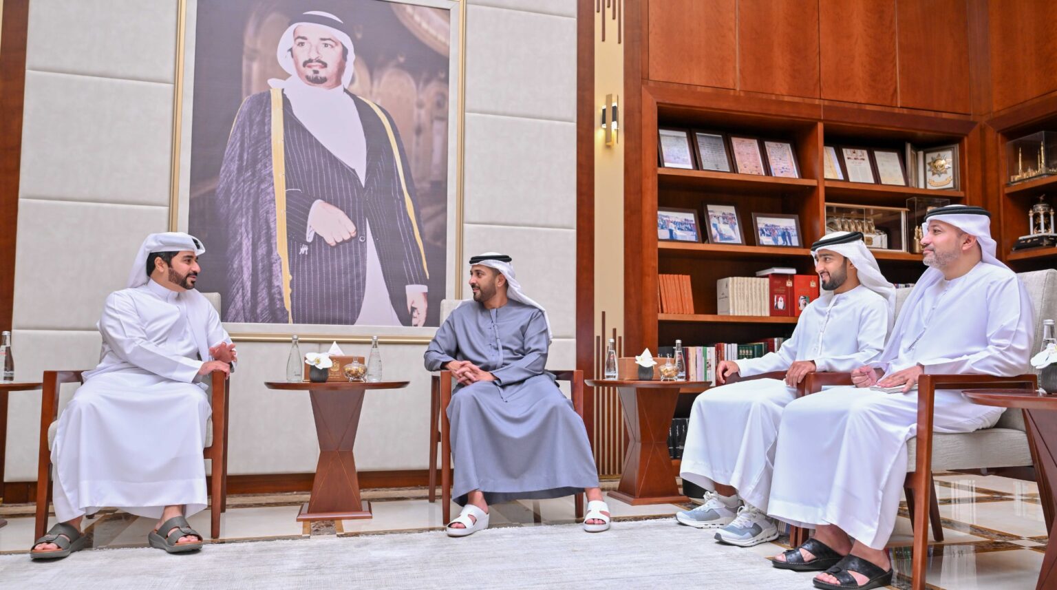 عبد العزيز بن حميد يستقبل قنصل عام البحرين