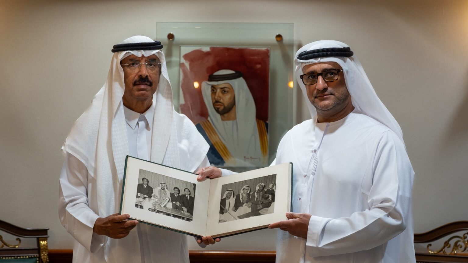 محمد المر يهدي الأرشيف والمكتبة الوطنية سجلاً بصرياً نادراً يوثق زيارة الشيخ زايد الأولى لباكستان