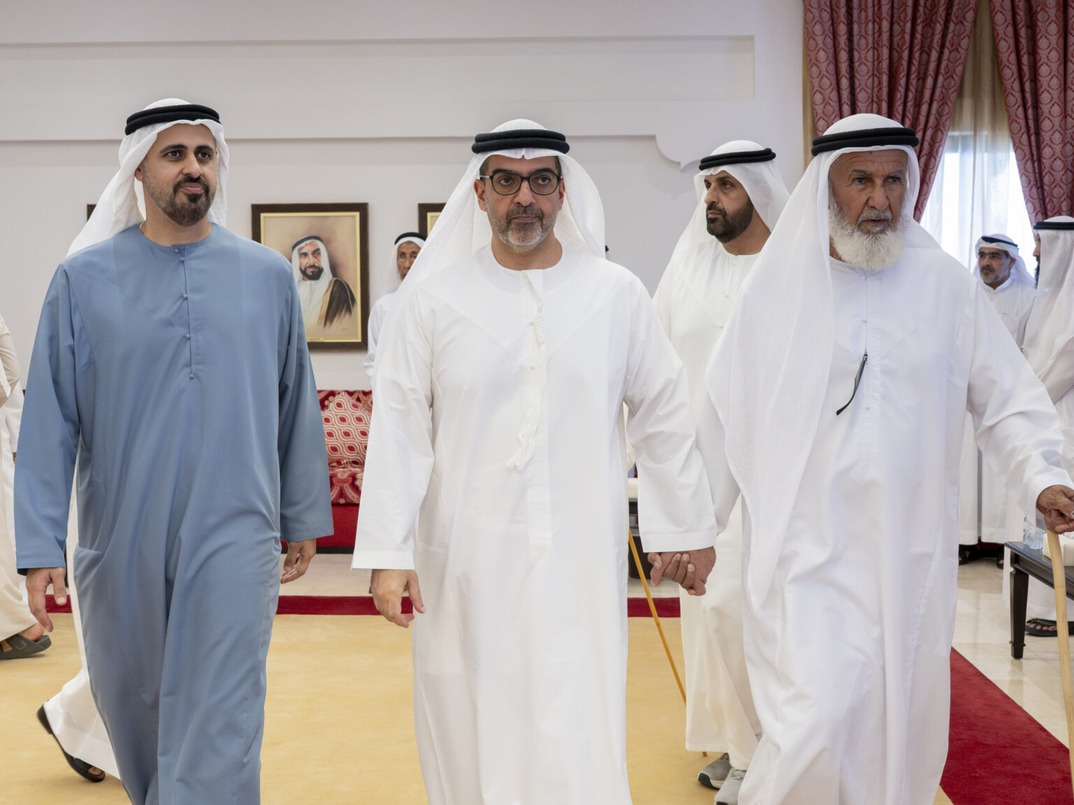 حامد بن زايد وذياب بن محمد بن زايد يقدِّمان واجب العزاء في وفاة والدة الشهيد محمد هزاع المنصوري
