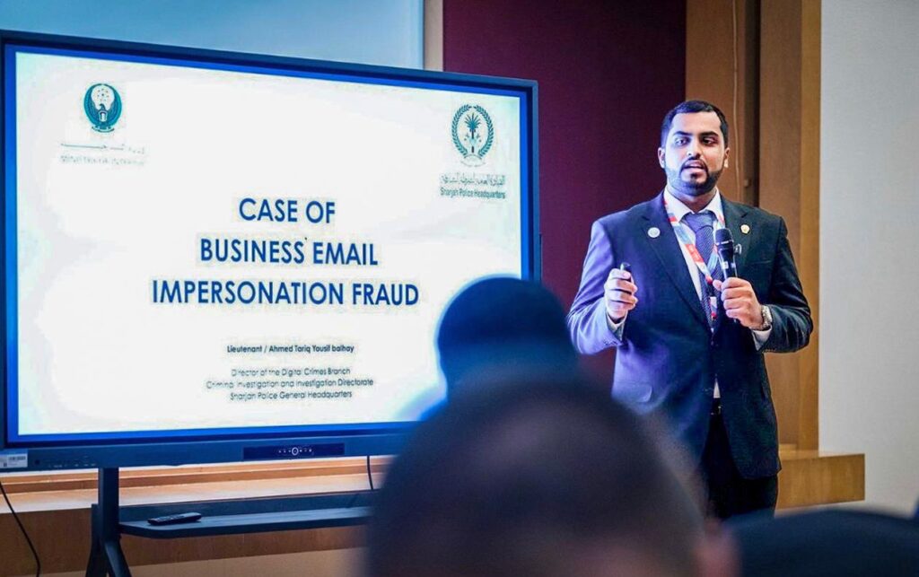 شرطة الشارقة تستعرض تجربتها الأمنية في مكافحة الاحتيال الإلكتروني خلال المنتدى الدولي بسنغافورة