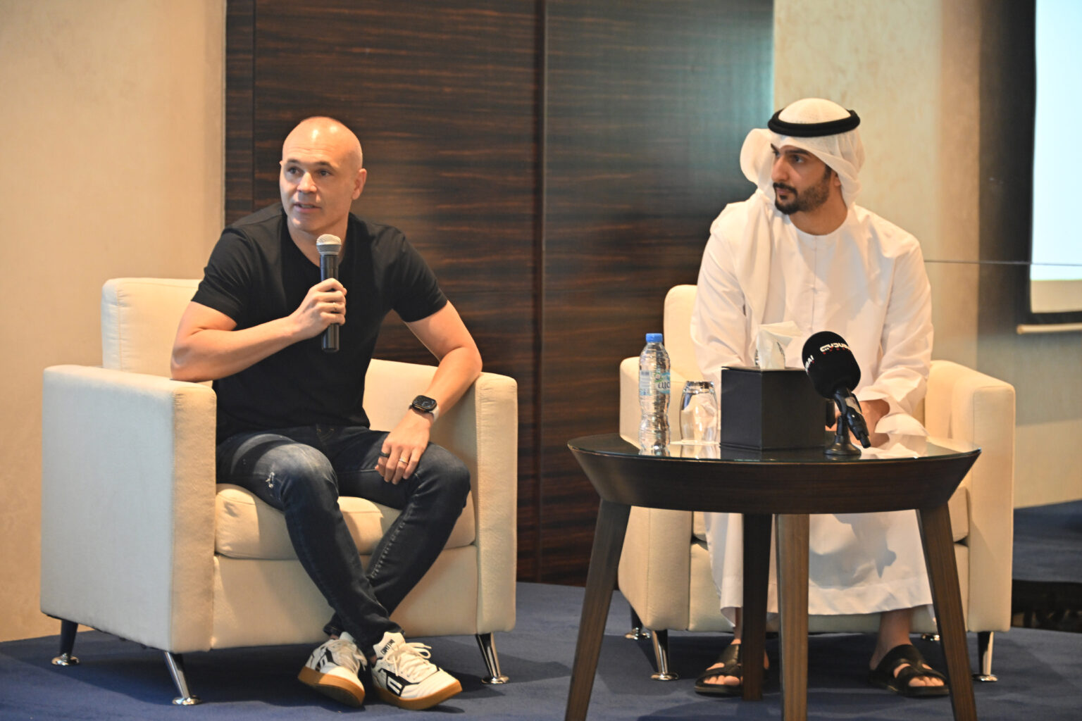 إنييستا: الإمارات بيئة مثالية لتطوير المواهب وإسبانيا قادرة على الفوز بكأس العالم