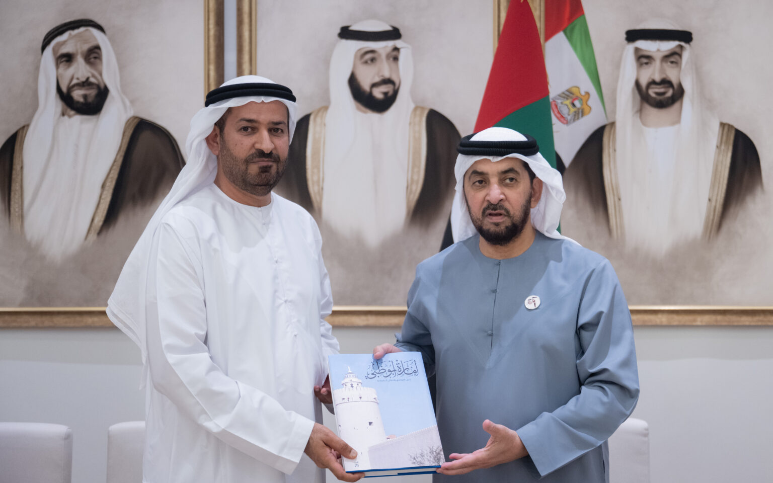 حمدان بن زايد يستلم نسخة من "دليل المواضع والأماكن الجغرافية" لأبوظبي