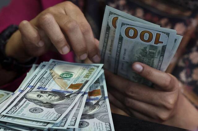 تراجع الدولار مع إظهار محضر الفيدرالي انقساماً حول مسار الفائدة