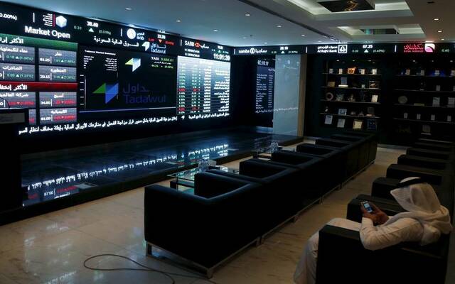 مؤشر “تاسي” يتراجع بمنتصف التعاملات بضغط من قطاعي الإعلام والمواد الأساسية