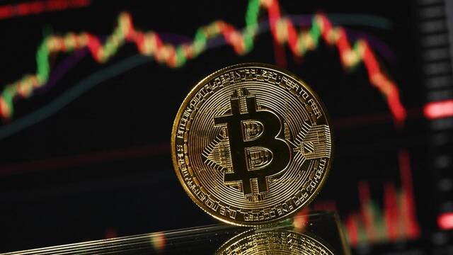 بيتكوين تتجاوز 64,000 دولار وتتجه لتحقيق مكاسب أسبوعية