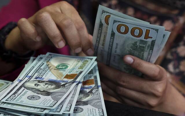 الدولار يتراجع مع تباطؤ التضخم الأمريكي وترقب تصاعد التوترات الجيوسياسية