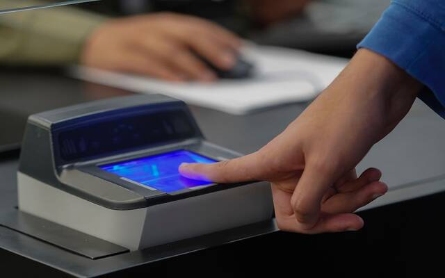 السعودية.. بدء إصدار وتجديد الإقامة للعمالة المنزلية ومن في حكمها