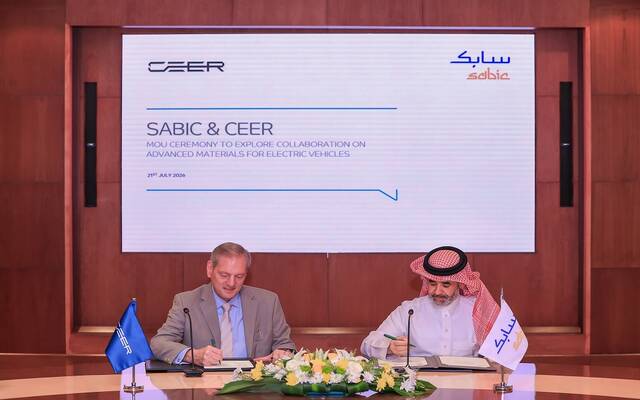 “سابك” و”سير” توقعان مذكرة لاستكشاف فرص التعاون في صناعة السيارات الكهربائية