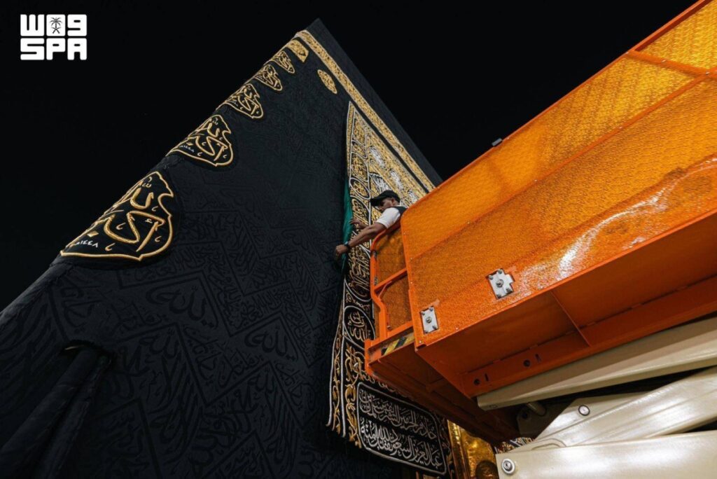«هيئة العناية بالحرمين» ترفع ستارة باب الكعبة استعدادا لغسلها