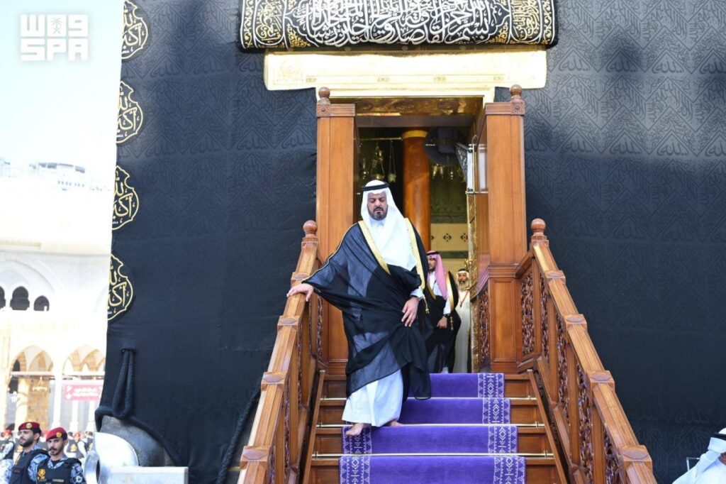 نيابة عن خادم الحرمين الشريفين.. نائب أمير مكة المكرمة يتشرف بغسل الكعبة