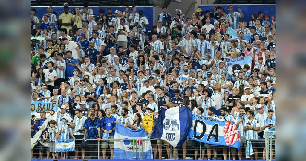 Argentina fans return a missing wallet to a man by chanting his name
