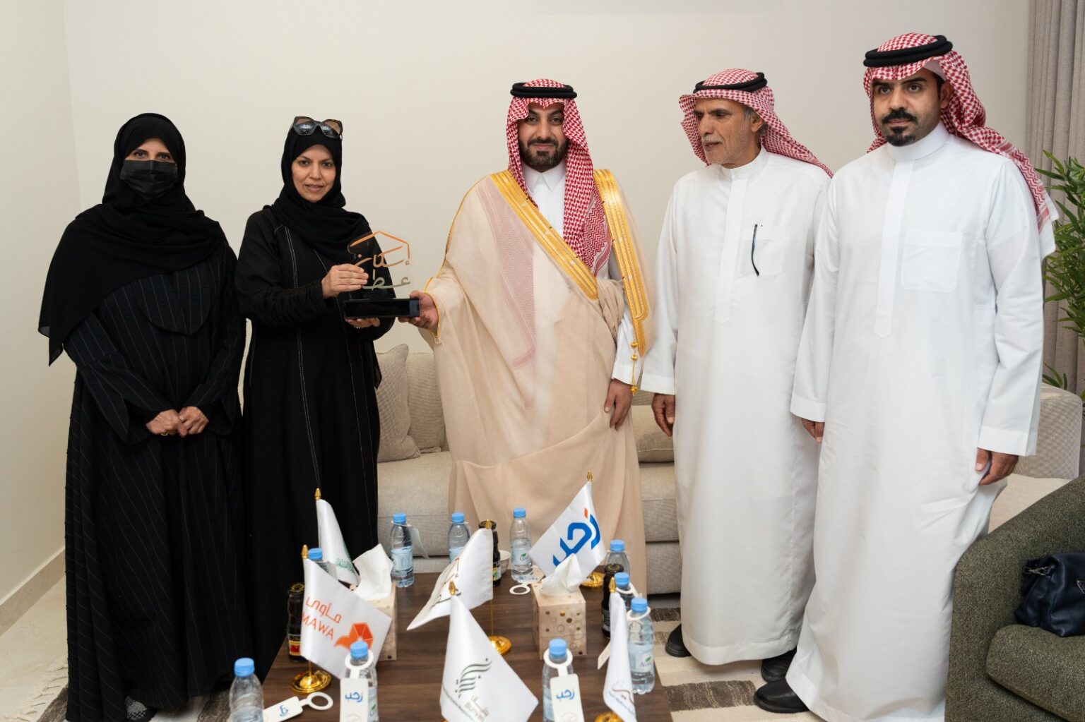 محافظ عنيزة يتفقد مشروع (عطاء 1) الخيري