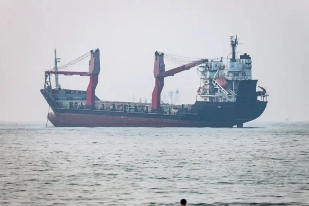 Strait of Hormuz traffic gradually accelerates, easing high shipping costs