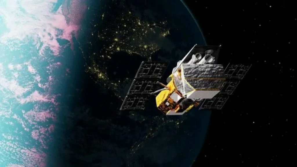 Nasa launches mission to save falling space telescope