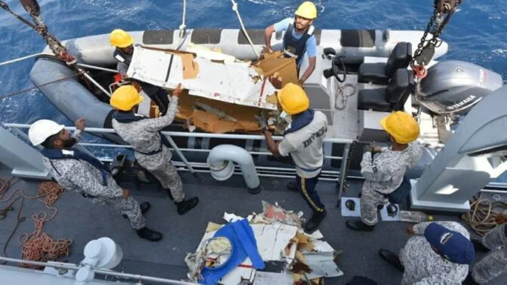 Pakistani rescuers retrieve wreckage of cargo plane that went missing