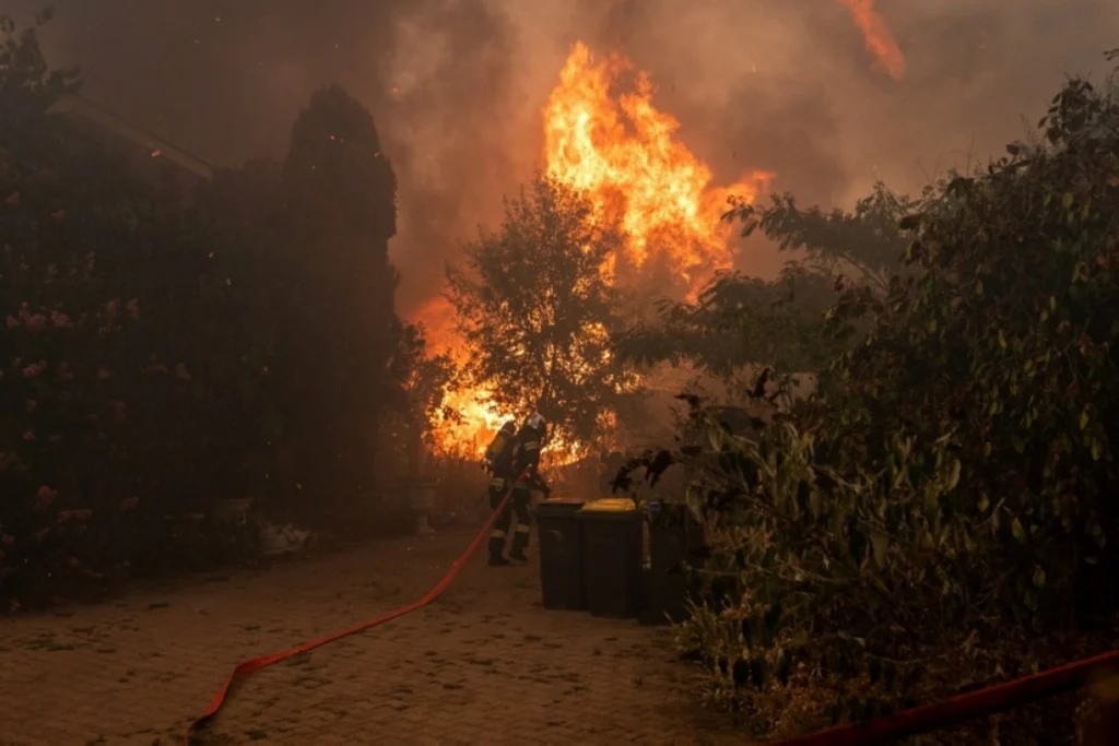 France orders evacuation of tourist spot as hundreds flee wildfires by boat