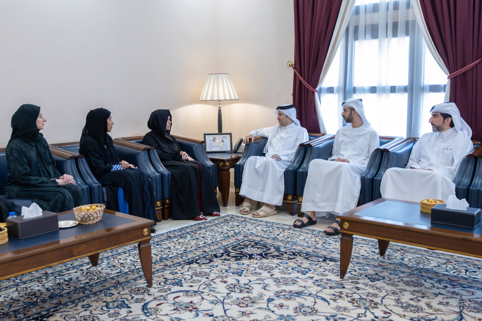 خلال زيارة لمقر قنصلية دولة قطر بدبي.. لطيفة بنت محمد تقدم واجب العزاء في وفاة الشيخ حمد بن خليفة آل ثاني