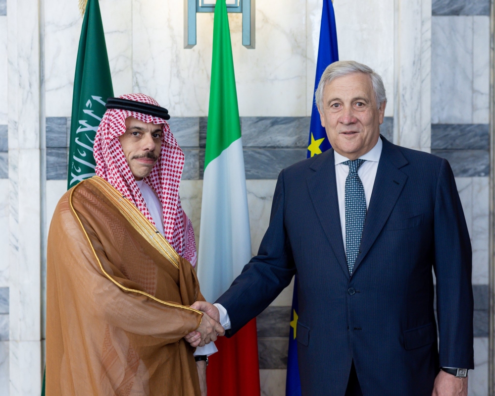 السعودية وإيطاليا تشددان على ضرورة حماية الملاحة في مضيقي هرمز وباب المندب